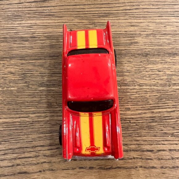 2012 Hot Wheels Showroom 1957 CHEVY Red Yellow Flames 76' Reproduction - Picture 3 of 4